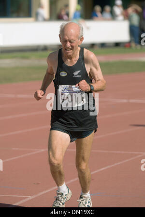 14. Januar 2006; Christchurch, Neuseeland; SID PAVETT, 71, führt das Feld in der 5000m-Finale bei den Ozeanien Association of Master Athleten 13. Leichtathletik-Meisterschaften. Pavett den ersten Platz in der Herren 70-j hrige Altersklasse mit einer Zeit von 21:31. 17. Obligatorische Credit: Foto von p.j. Heller/ZUMA Press. (©) Copyright 2006 von p.j. Heller Stockfoto