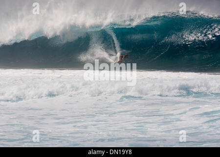 16. Januar 2006; Honolulu, HI, Vereinigte Staaten; Bigsurf Pfund noch einmal die Nordküste von Oahu. Die große Surf bringt seine großen Massen von gut aussehenden und Surfer aus aller Welt. Einer der vielen internationalen Fahrer auf der Bühne war Takayuki Wakita aus Japan. Mit großen Wellen kommt große Wipe outs, wie die harte Tour Takayuki herausgefunden. Obligatorische Credit: Foto von Daren Fentiman/ZUMA Press. (©) Stockfoto