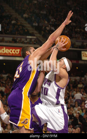 19. Januar 2006; Sacramento, Kalifornien, USA; Könige guard MIKE BIBBY Resultate über Lakers CHRIS MIHM im 4. Quartal in der Donnerstagabend-Spiel zwischen den Sacramento Kings und Los Angeles Lakers in Arco Arena. Kalifornien. Die Könige gewann in der Overtime 118-109.  Obligatorische Credit: Foto von J L Villegas/Sacramento Bee/ZUMA Press. (©) Copyright 2006 von J L Villegas/Sacramento Bee Stockfoto