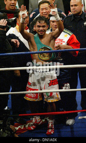 21. Januar 2006; Las Vegas, NV, USA; MANNY PACQUIAO von den Philippinen feiert nach dem Absetzen von Erik Morales in der 10. Runde Superfedergewicht Boxkampf am Samstag Abend gewinnen. Obligatorische Credit: Foto von J.P. Yim/ZUMA Press. (©) Copyright 2006 von J. P. Yim Stockfoto