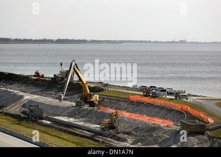 25. Januar 2006; Hafen Mayaca, FL, USA; Arbeiter installieren Verstärkung Mauer um Deich im Hafen Mayaca.  Obligatorische Credit: Foto von Taylor Jones/Palm Beach Post /ZUMA Press. (©) Copyright 2006 von Palm Beach Post Stockfoto