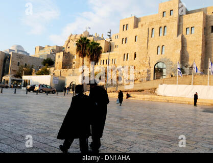 (131218)--JERUSALEM, 18. Dezember 2013 (Xinhua)--die Menschen gehen in die Altstadt von Jerusalem 17. November 2013. Jerusalem, eine der ältesten Städte der Welt, ist heilig für die drei großen abrahamitischen Religionen - Judentum, Christentum und Islam. Israelis und Palästinenser behaupten Jerusalem als ihre Hauptstadt, wie Israel seine primäre Regierungsinstitutionen unterhält. Die Altstadt von Jerusalem wurde traditionell in vier Viertel, nämlich die armenischen, christlichen, jüdischen und muslimischen Viertel aufgeteilt. Es wurde 1981 zum Weltkulturerbe und ist auf der Liste des Welterbes in Gefahr. (Xinhua / Stockfoto