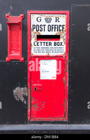 Traditionelle englische König George VI roten Briefkasten, High Street, Hastings, England, UK Stockfoto