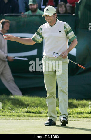 28. Januar 2006; La Jolla, Kalifornien, USA; GOLF: SERGIO GARCIA Wellen auf die Menschenmenge nach Beendigung auf 18 Loch während der Buick Invitational 2006. Obligatorische Credit: Foto von Charlie Neuman/San Diego Union T/ZUMA Press. (©) Copyright 2006 von San Diego Union T Stockfoto