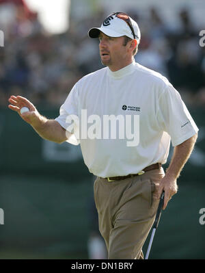 28. Januar 2006; La Jolla, Kalifornien, USA; GOLF: ROD PAMPLING Wellen auf die Menschenmenge nach Beendigung auf Loch 18 während der Buick Invitational 2006. Obligatorische Credit: Foto von Charlie Neuman/San Diego Union T/ZUMA Press. (©) Copyright 2006 von San Diego Union T Stockfoto