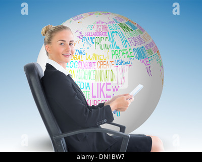 Zusammengesetztes Bild der Geschäftsfrau sitzt im Drehstuhl hält Ordner Stockfoto