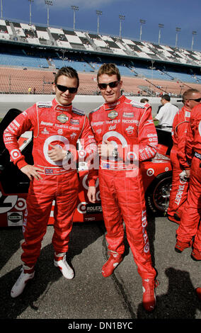 28. Januar 2006; Daytona Beach, FL, USA; Rennfahrer Dan Wheldon von Hochdorf, England, Scott Dixon of New Zealand und Teamkollegen zu Jahresbeginn die Rolex 24-Stunden-Rennen auf dem Daytona International Speedway in Daytona, Florida am 28. Januar 2006. Franchitti wurde 2005 IndyCar-Series-Champion und teilt die treibende Pflichten des Lexus Riley Zielfahrzeug mit Scott Dixon von Neuseeland, ein Stockfoto