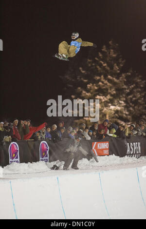 28. Januar 2006; Aspen, Colorado, USA; Pro Snowboarder SHAUN WHITE, 19, Carlsbad, ca, gewinnt eine Goldmedaille in der Halfpipe und Slopestyle. Weiß wird die Vereinigten Staaten in den Olympischen Halfpipe-Wettbewerb in Torino Olympics 2006 in Italien vertreten. Obligatorische Credit: Foto von K.C. Alfred/SDU-T/ZUMA Press. (©) Copyright 2006 by SDU-T Stockfoto