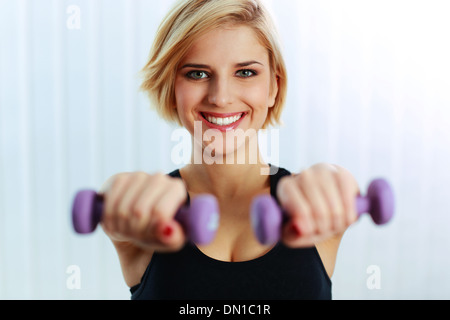 Closeup Portrait einer jungen Frau mit Hanteln Stockfoto