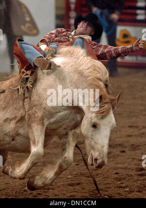 4. Februar 2006; San Antonio, TX, USA; Konkurrent Pete Hawkins, aus Weatherford, Texas, fährt ein bareback Bronc am San Antonio Lager zeigen & Rodeo auf Samstag, 4. Februar 2006. Obligatorische Credit: Foto von Billy Calzada/San Antonio Express-News /ZUMA Press. (©) Copyright 2006 von San Antonio Express-News Stockfoto