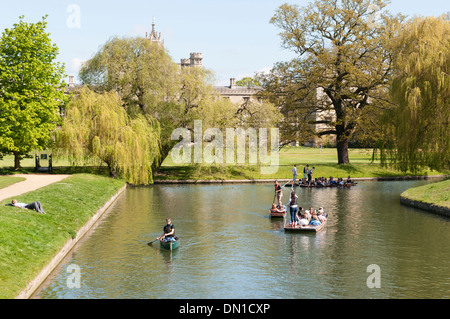 Bootfahren auf dem Fluss Cam hinter der Hochschulen in einem Gebiet namens Rücken, Cambridge, England, UK
