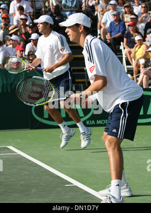 11. Februar 2006; La Jolla, Kalifornien, USA; TENNIS: BOB BRYAN und MIKE BRYAN spielen Doppel 2006 Davis-Cup-am La Jolla Strand und Tennis-Club in La Jolla obligatorisch Credit: Foto von John Hardick/ZUMA Press. (©) Copyright 2006 von John Hardick Stockfoto