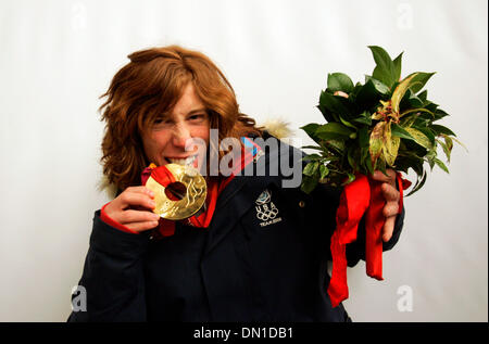 12. Februar 2006; Bardonecchia, Italien; XX. Olympischen Winterspiele: SHAUN WHITE der USA feiert nach dem Aufstehen seine Goldmedaille bei den Herren eine halbe Rohr Snowboard-Wettbewerb bei der Torino 2006 Olympischen Winterspielen in Bardonecchia, Italien. Obligatorische Credit: Foto von K.C. Alfred/SDU-T/ZUMA Press. (©) Copyright 2006 by SDU-T Stockfoto