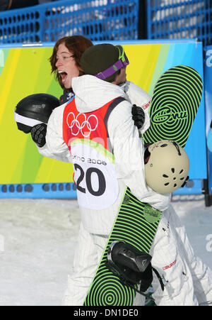 12. Februar 2006; Bardonecchia, Italien;  Halfpipe Goldmedaillengewinner Shaun White bekommt eine Glückwunsch Umarmung von US-Teamkollege und Silbermedaillen-Gewinner Daniel Kass (20) nach seinem letzten Sonntag Nachmittag laufen. Obligatorische Credit: Foto von Jeff Wheeler/Minneapolis Star T/ZUMA Press. (©) Copyright 2006 von Minneapolis Star T Stockfoto