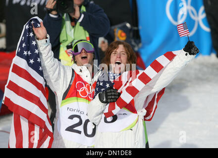 12. Februar 2006; Bardonecchia, Italien; Die Männer Snowboard Halfpipe-Wettbewerb fand in Bardonecchia Sonntag statt. Ehemalige Duluth resident Mason Agguire wurde aus einer Medaille, geschlossen vierte platzieren. Seine Teamkollegen, Shaun White und Daniel Kass gewann Gold und Silber, jeweils. Im Bild: Gold und Silber Medaillengewinner Daniel Kass, links, und Shaun White feiern ihre Siege am Ende die Männer Hal Stockfoto