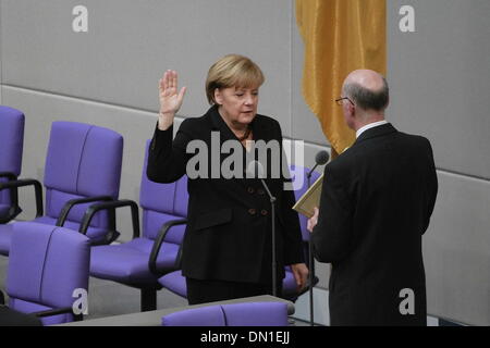 Berlin, Deutschland. 17. Dezember 2013. Deutsche Bundeskanzlerin Angela Merkel (CDU) wird vom Präsidenten des Unterhauses "Bundestag" des deutschen Parlaments Norbert Lammert (CDU) im Bundestag in Berlin, Deutschland, 17. Dezember 2013 vereidigt. Merkel wurde gewählt, um eine dritte Amtszeit als deutscher Bundeskanzler. / Allianz Credit Bild: Dpa/Alamy Live-Nachrichten Stockfoto