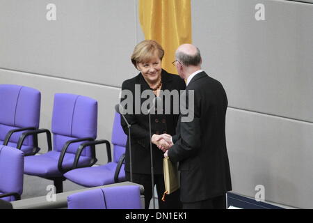 Berlin, Deutschland. 17. Dezember 2013. Deutsche Bundeskanzlerin Angela Merkel (CDU) wird vom Präsidenten des Unterhauses "Bundestag" des deutschen Parlaments Norbert Lammert (CDU) im Bundestag in Berlin, Deutschland, 17. Dezember 2013 vereidigt. Merkel wurde gewählt, um eine dritte Amtszeit als deutscher Bundeskanzler. / Allianz Credit Bild: Dpa/Alamy Live-Nachrichten Stockfoto