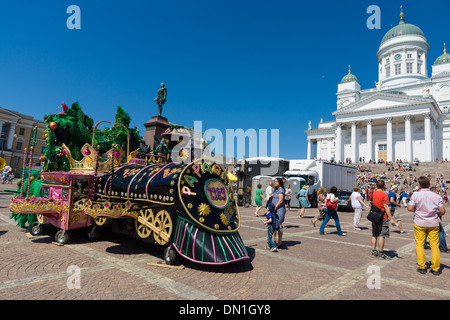 Festival für lateinamerikanische Tänze. Dekoration für eine Aufführung des Senats Platz vor der Dom von Helsinki Stockfoto