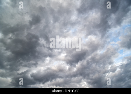 Schwere Gewitterwolken bringt die kalten Winter-Regen Stockfoto