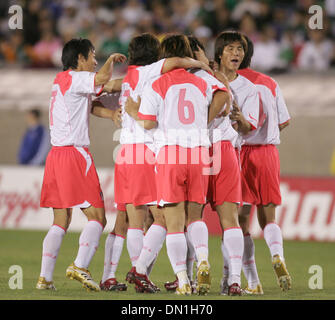 15. Februar 2006; Los Angeles, Kalifornien, USA; Fußball: Mitglieder der Korea Republik Nationalmannschaft feiern während ihrer Melodie Spiel vor der WM an der Los Angeles Memorial Coliseum Mittwoch, 15. Februar 2006. Korea gewann das Spiel mit 1: 0. Obligatorische Credit: Foto von Armando Arorizo/ZUMA Press. (©) Copyright 2006 von Armando Arorizo Stockfoto