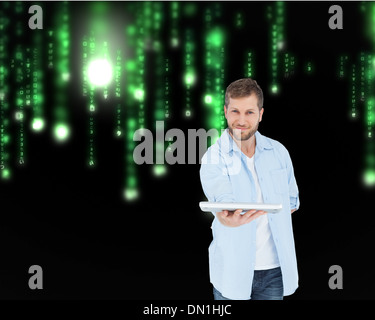 Zusammengesetztes Bild glücklicher Mann mit Laptop, Kamera und lächelnd Stockfoto