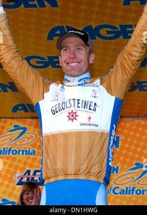 19. Februar 2006; San Francisco, CA, USA; LEVI LEIPHEIMER, Santa Rosa, führte die wichtigsten Hauptfeld der Radfahrer bis San Francisco Telegraph Hill gewinnt das Eröffnungsrennen der Amgen Tour of California 2006 am Sonntag. Leipheimer, der in den Top 10 zweimal bei der Tour de France beendet hat, bedeckt die 1,9 Meile Sprint in 4 Minuten und 53 Sekunden, mit 590 Meilen noch Deckung vor dem Ende der tour Stockfoto