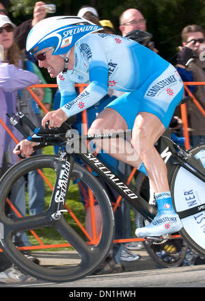 19. Februar 2006; San Francisco, CA, USA; LEVI LEIPHEIMER, Santa Rosa, führte die wichtigsten Hauptfeld der Radfahrer bis San Francisco Telegraph Hill gewinnt das Eröffnungsrennen der Amgen Tour of California 2006 am Sonntag. Leipheimer, der in den Top 10 zweimal bei der Tour de France beendet hat, bedeckt die 1,9 Meile Sprint in 4 Minuten und 53 Sekunden, mit 590 Meilen noch Deckung vor dem Ende der tour Stockfoto