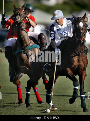 19. Februar 2006; Wellington, FL, USA; Spielaktion aus dem Endspiel im Ylvisaker Cup im International Polo Club in Wellington. Neue Brücke La Dolfina Skeeterville 15: 14 in den letzten Sekunden der sechsten Chukker verdrängt. Neue Brücke Adolfo Cambiaso (im Vordergrund rechts) kämpfen um den Ball während heutige Meisterschaft überein. Cambiaso erzielte den Siegtreffer im Spiel.  Mann Stockfoto