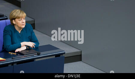 Berlin, Deutschland. 18. Dezember 2013. Bundeskanzlerin Angela Merkel sitzt im Deutschen Bundestag in Berlin, Deutschland, 18. Dezember 2013. Foto: Tim Brakemeier/Dpa/Alamy Live News Stockfoto