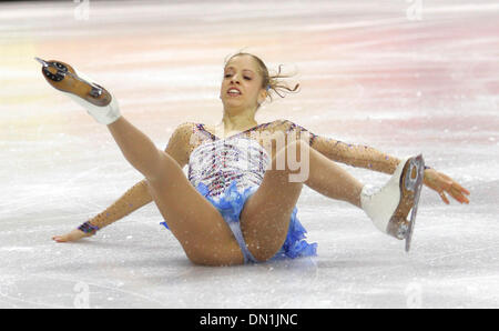 21. Februar 2006; Turin, Piemont, Italien; Winterspiele Turin 2006: CAROLINA KOSTNER von Italien während der Frauen Kurzprogramm in Turin, Italien bei den Olympischen Winterspielen XX auf Dienstag, 21. Februar 2006 fallen.  Obligatorische Credit: Foto von K.C. Alfred/SDU-T/ZUMA Press. (©) Copyright 2006 by SDU-T Stockfoto