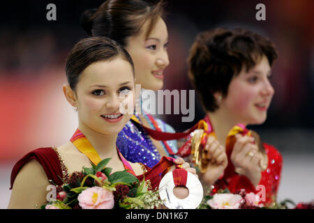 23. Februar 2006; Turin, Italien; SHIZUKA ARAKAWA Japan gewann die Goldmedaille, SASHA COHEN der Vereinigten Staaten gewann die Silbermedaille, und IRINA SLUTSKAYA von Russland gewann Bronze im Damen Eiskunstlauf Kür in Turin, Italien bei den Olympischen Winterspielen 2006. Obligatorische Credit: Foto von K.C. Alfred/SDU-T/ZUMA Press. (©) Copyright 2006 by SDU-T Stockfoto