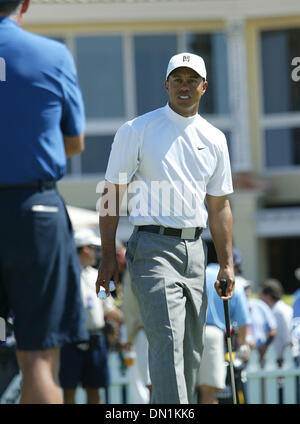 28. Februar 2006; Miami, FL, USA; Tiger Woods spricht mit seinem Caddie Steve Williams auf die Praxis bei der Ford-Championship in Doral, grüne Dienstagmorgen.  Obligatorische Credit: Foto von Bill Ingram/Palm Beach Post /ZUMA Press. (©) Copyright 2006 von Palm Beach Post Stockfoto