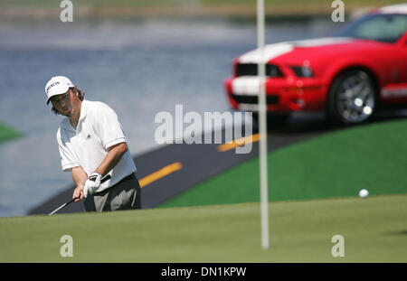 2. März 2006; Miami, FL, USA; Tim Clark Doppel bogied das 18. Loch bis zum Ende an vier unter für die erste Runde bei der Ford-Championship in Doral.  Obligatorische Credit: Foto von Allen Eyestone/Palm Beach Post /ZUMA Press. (©) Copyright 2006 von Palm Beach Post Stockfoto