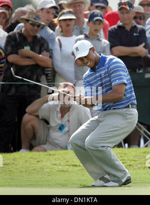 4. März 2006; Miami, FL, USA; Tiger Woods reagiert auf einen verpassten Birdie-Versuch am 6. Loch. Obligatorische Credit: Foto von Allen Eyestone/Palm Beach Post/ZUMA Press. (©) Copyright 2006 von Palm Beach Post Stockfoto