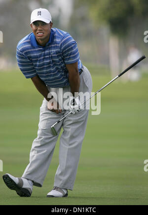 4. März 2006; Miami, FL, USA; Tiger Woods Uhren seinen zweiten Schlag auf dem Par 5, 8. Loch.  Obligatorische Credit: Foto von Allen Eyestone/Palm Beach Post/ZUMA Press. (©) Copyright 2006 von Palm Beach Post Stockfoto