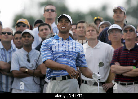 4. März 2006; Miami, FL, USA; Tiger Woods Uhren seinen zweiten Schlag am 6. Loch.  Obligatorische Credit: Foto von Allen Eyestone/Palm Beach Post/ZUMA Press. (©) Copyright 2006 von Palm Beach Post Stockfoto