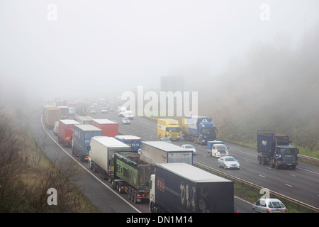 Queueing Verkehr im Nebel auf dem Westen gebunden M42 in der Nähe von Bromsgrove Junction 2, Worcestershire, England, UK Stockfoto