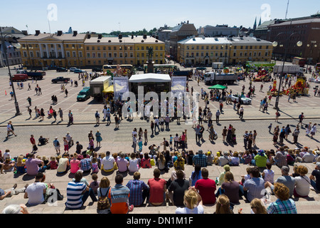 Festival für lateinamerikanische Tänze. Die Szene auf dem Senat-Platz vor dem Dom von Helsinki Stockfoto