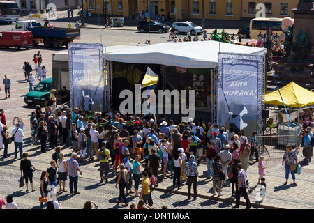 Festival für lateinamerikanische Tänze. Die Szene auf dem Senat-Platz vor dem Dom von Helsinki Stockfoto