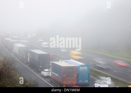 Queueing Verkehr im Nebel auf dem Westen gebunden M42 in der Nähe von Bromsgrove Junction 2, Worcestershire, England, UK Stockfoto