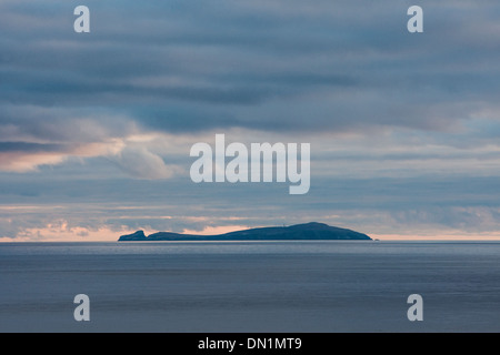 Fair-Isle-fotografiert von Sumburgh Head, Shetland, liegt die Insel 24 Meilen südwestlich von Sumburgh Head. Stockfoto