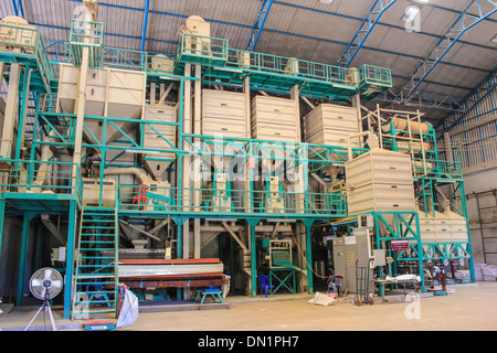 Große Auswahl an modernen Reismühlen in Thailand. Stockfoto