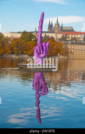 David Cerny temporäre Skulptur Mittelfinger zeigte auf der Burg-Prag, Tschechische Republik, Europa Stockfoto