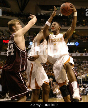 11. März 2006; Dallas, TX, USA; Texas' Daniel Gibson sucht Zimmer rund um Texas A & M Anatanas Kavaliauskas während der 2006 Phillips 66 Big 12 Männer Meisterschaft im American Airlines Center in Dallas, Tx. obligatorische Credit: Foto von Edward A. Ornelas/San Antonio Express-News ZUMA Press. (©) Copyright 2006 von San Antonio Express-News Stockfoto