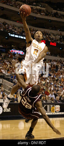 11. März 2006; Dallas, TX, USA; Texas p.j. Tucker schießt über Texas A & M Dominique Kirk während der 2006 Phillips 66 Big 12 Männer Meisterschaft im American Airlines Center in Dallas, Tx. obligatorische Credit: Foto von Edward A. Ornelas/San Antonio Express-News ZUMA Press. (©) Copyright 2006 von San Antonio Express-News Stockfoto