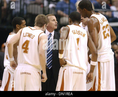 11. März 2006; Dallas, TX, USA; NCAA BASKETBALL: Texas Headcoach spricht Rick Barnes mit seinem Team bei einem Timeout Aginst Texas A & M während der 2006 Phillips 66 Big 12 Herren Meisterschaft Samstag, 11. März 2006 das American Airlines Center in Dallas. Texas ging auf um 74-70 zu gewinnen.  Obligatorische Credit: Foto von EA Ornelas/San Antonio Express-News/ZUMA Press. (©) Copyright 2006 von San ein Stockfoto