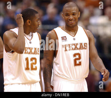 11. März 2006; Dallas, TX, USA; NCAA BASKETBALL: Texas Kenton Paulino und p.j. Tucker sind alle Lächeln am Ende das Spiel Texas A & M' während 2006 Phillips 66 Big 12 Männer Meisterschaft Samstag, 11. März 2006 das American Airlines Center in Dallas. Texas ging auf um 74-70 zu gewinnen.  Obligatorische Credit: Foto von EA Ornelas/San Antonio Express-News/ZUMA Press. (©) Copyright 2006 von Stockfoto