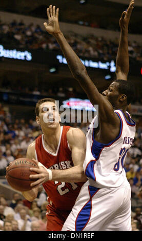 11. März 2006; Dallas, TX, USA; NCAA BASKETBALL: Nebraska Aleks Maric sucht Zimmer in Kansas' Julian Wright während 2006 Phillips 66 Big 12 Männer Meisterschaft Samstag, 11. März 2006 das American Airlines Center in Dallas. Obligatorische Credit: Foto von EA Ornelas/San Antonio Express-News/ZUMA Press. (©) Copyright 2006 von San Antonio Express-News Stockfoto