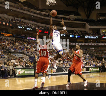 11. März 2006; Dallas, TX, USA; NCAA BASKETBALL: Kansas' Russell Robinson schießt zwischen Nebraska Marcus Walker und Marcus Perry während 2006 Phillips 66 Big 12 Männer Meisterschaft Samstag, 11. März 2006 auf das American Airlines Center in Dallas, Tx.  Kansas ging auf um 79-65 zu gewinnen. Obligatorische Credit: Foto von EA Ornelas/San Antonio Express-News/ZUMA Press. (©) Copyright 2006 by Sa Stockfoto