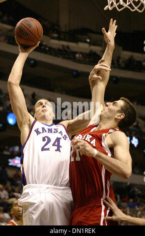 11. März 2006; Dallas, TX, USA; NCAA BASKETBALL: Kansas' Sasha Kaun schießt um Nebraska Aleks Maric während der 2006 gewann Phillips 66 große 12 Männer Meisterschaft Samstag, 11. März 2006 das American Airlines Center in Dallas, Tx. Kansas 79-65. Obligatorische Credit: Foto von EA Ornelas/San Antonio Express-News/ZUMA Press. (©) Copyright 2006 von San Antonio Express-News Stockfoto